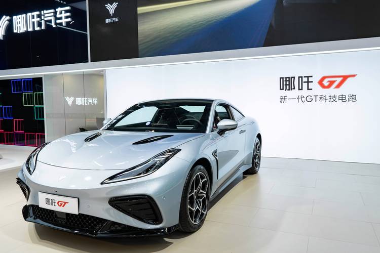 惠州276哪吒汽车在智能汽车领域的表现，领途汽车在新能源汽车市场中的影响力